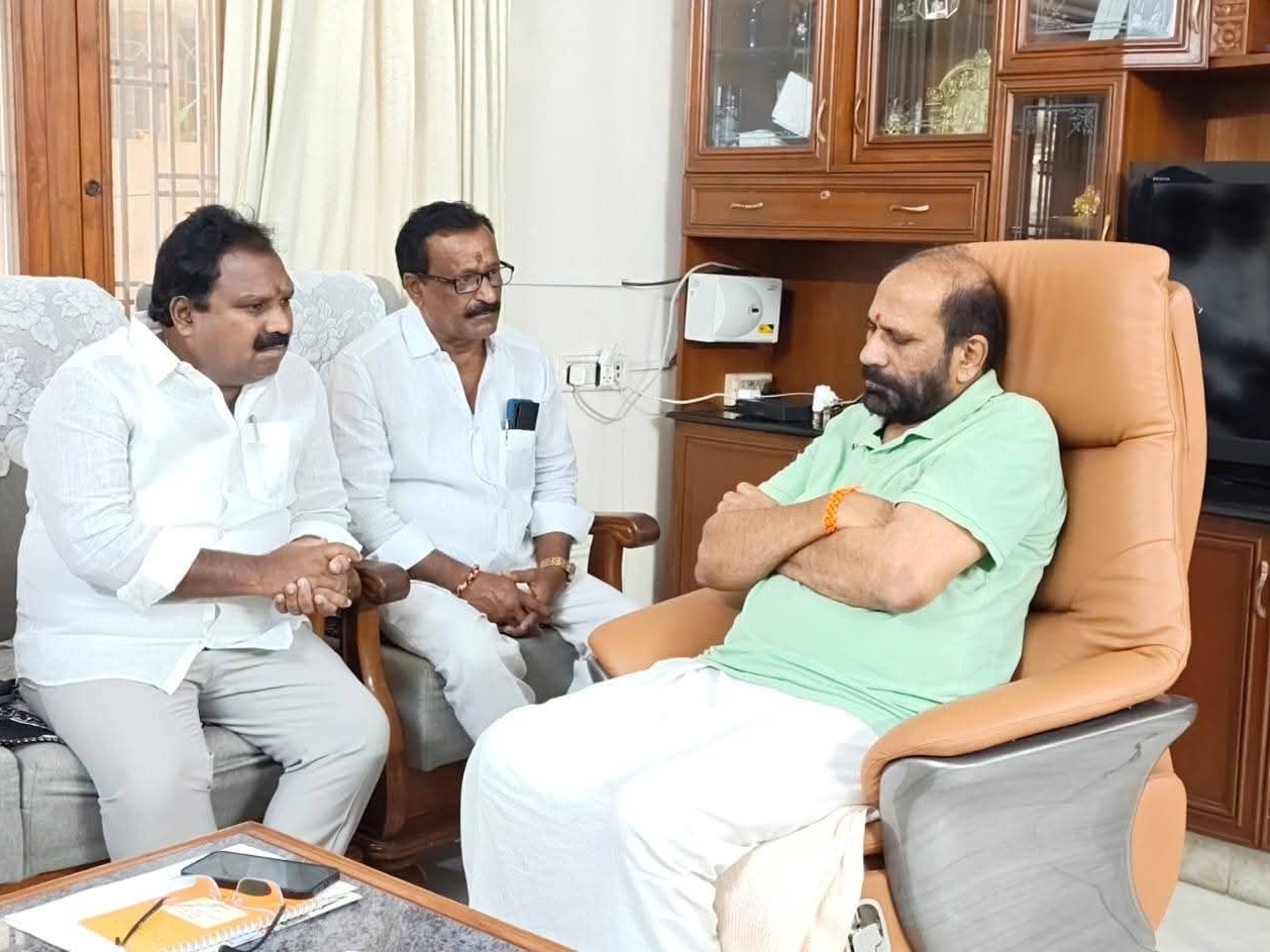 మాజీ ఎమ్మెల్యేను పరామర్శించిన ఆరూరి