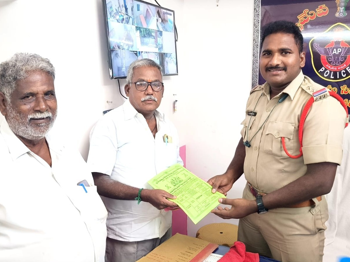కావమ్మ తిరునాళ్లకు ఎస్సైకి ఆహ్వాన పత్రిక