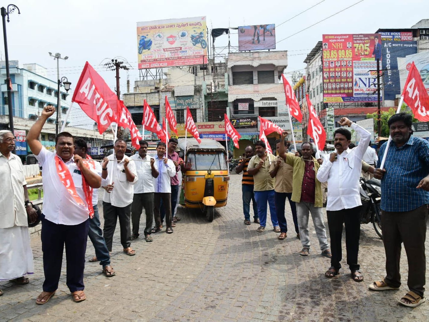 ఇంధన ధరల పెంపుపై ఏఐటీయూసీ వినూత్న నిరసన