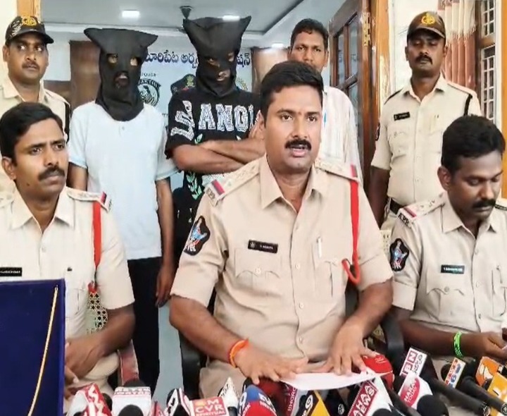 చిలకలూరిపేటలో అంతర్రాష్ట్ర చైన్‌ స్నాచర్లు అరెస్ట్