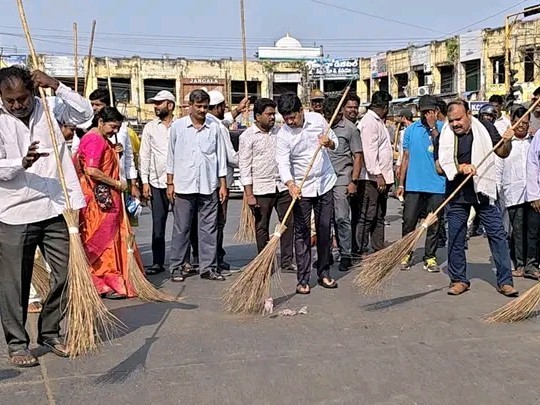 రోడ్లపై పరిసరాలను శుభ్రం చేసిన మంత్రి