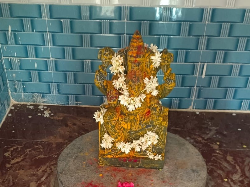 శివలింగాన్ని తీసేసిన దుండగులు