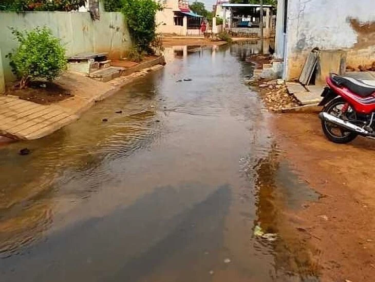 మత్స్యకారుల నిర్లక్ష్యం.. వృధాగా పోతున్న నీరు.!