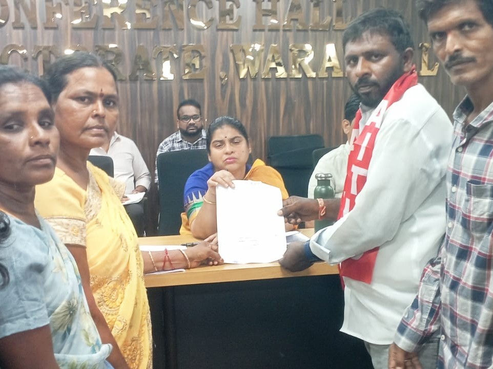 కనీస వేతనాలు చెల్లించాలని‌కలెక్టర్‌కు వినతి