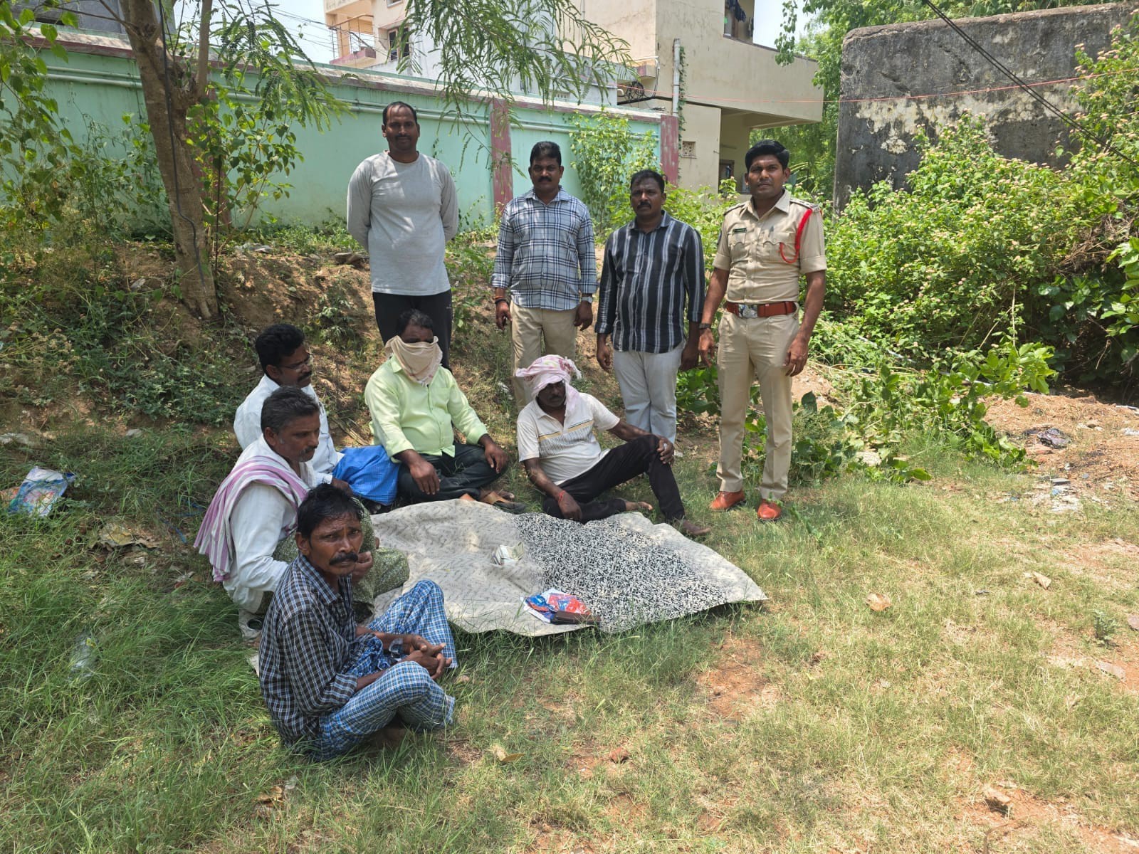 పేకాట ఆడుతున్న ఐదు మంది అరెస్ట్