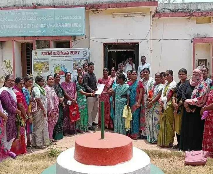 తహసీల్దార్ కార్యాలయంలో వీవోఏల వినతిపత్రం