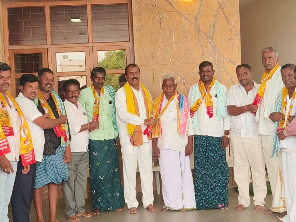 వైసీపీకి బిగ్ షాక్.. టీడీపీలో చేరిన 40 కుటుంబాలు