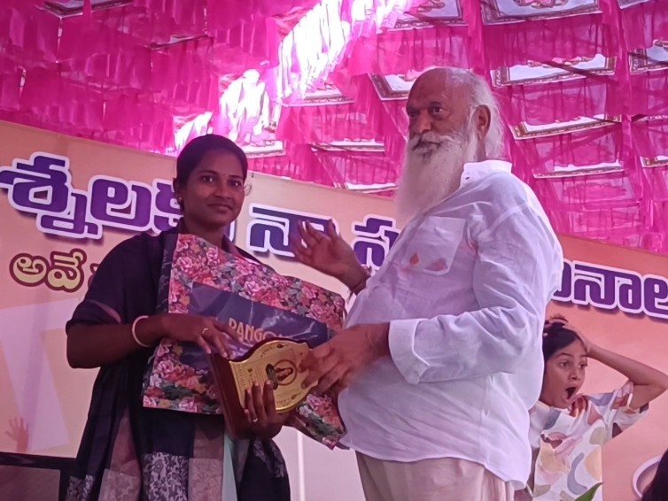 బర్రెలక్కను సన్మానించిన జేసీ ప్రభాకర్ రెడ్డి