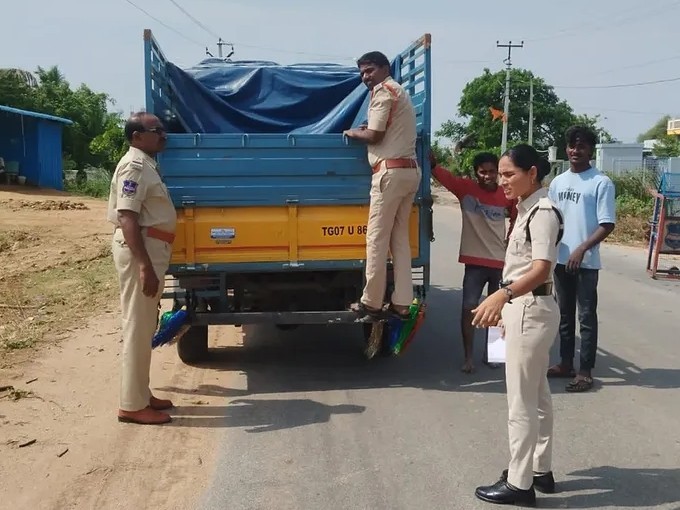 చెక్ పోస్ట్‌ల వద్ద పోలీసుల తనిఖీలు