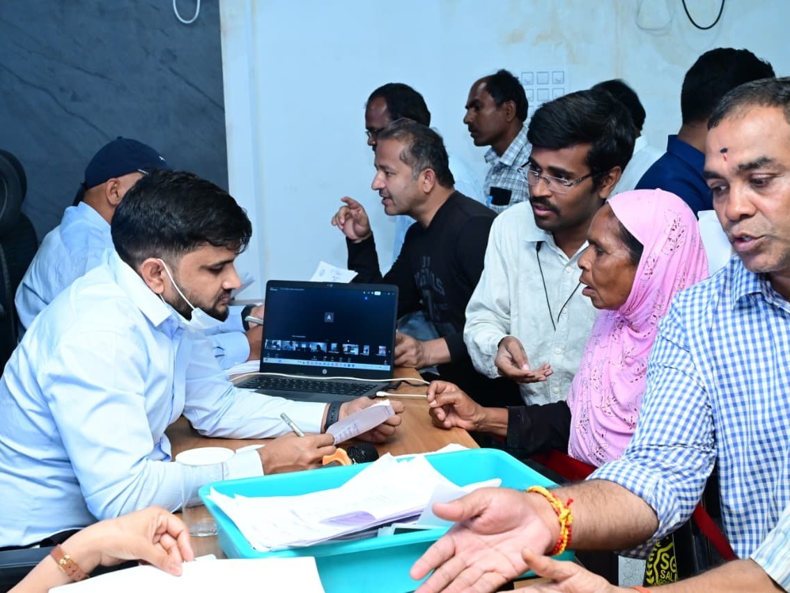 పీజీఆర్ఎస్‌లో అర్జీలు స్వీకరించిన జేసి