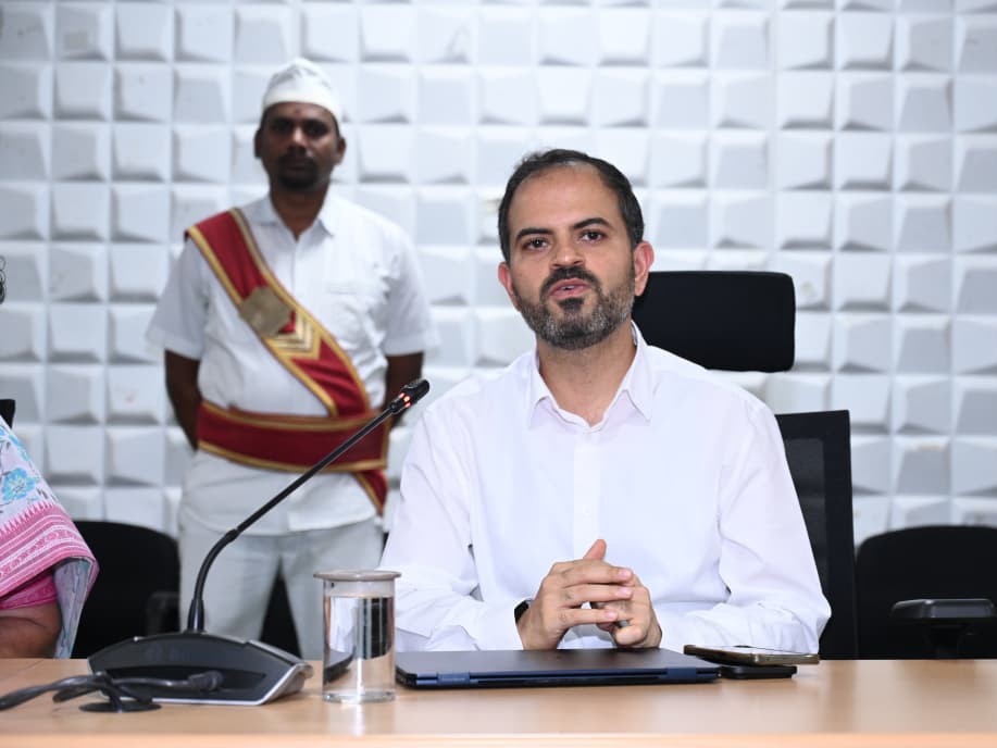 ప్రజావాణి దరఖాస్తులపై వేగంగా చర్యలు తీసుకోండి: కలెక్టర్
