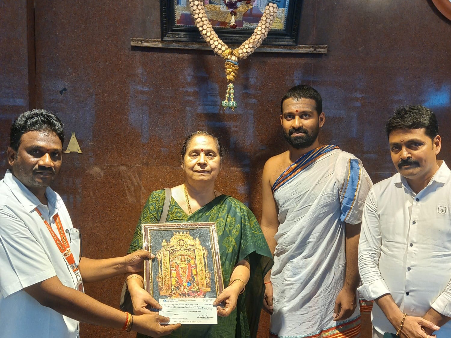 ఇంద్రకీలాద్రిపై అమ్మవారి నిత్య అన్నదనానికి విరాళం
