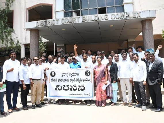 జిల్లా కోర్టు ముందు న్యాయవాదుల ధర్నా