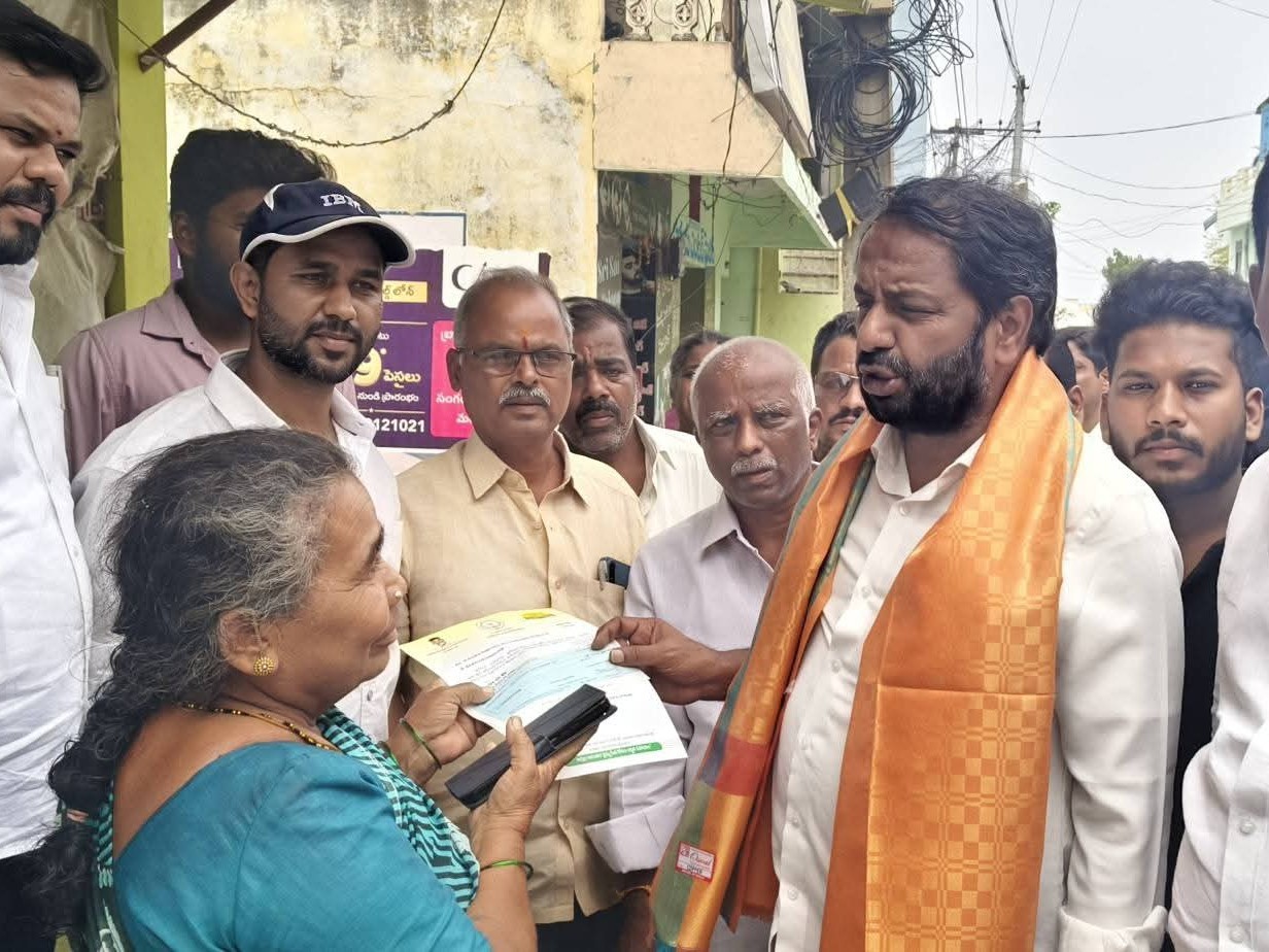 మదనపల్లిలో సహాయ నిధి చెక్కుల అందజేత