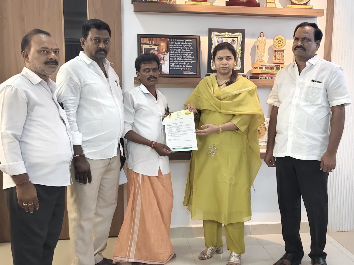 లబ్ధిదారులకు CMRF చెక్కులు పంపిణీ చేసిన ఎమ్మెల్యే