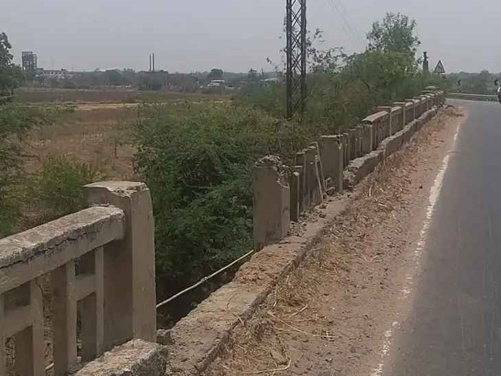 నక్కవాగుపై ప్రమాదకరంగా బ్రిడ్జి