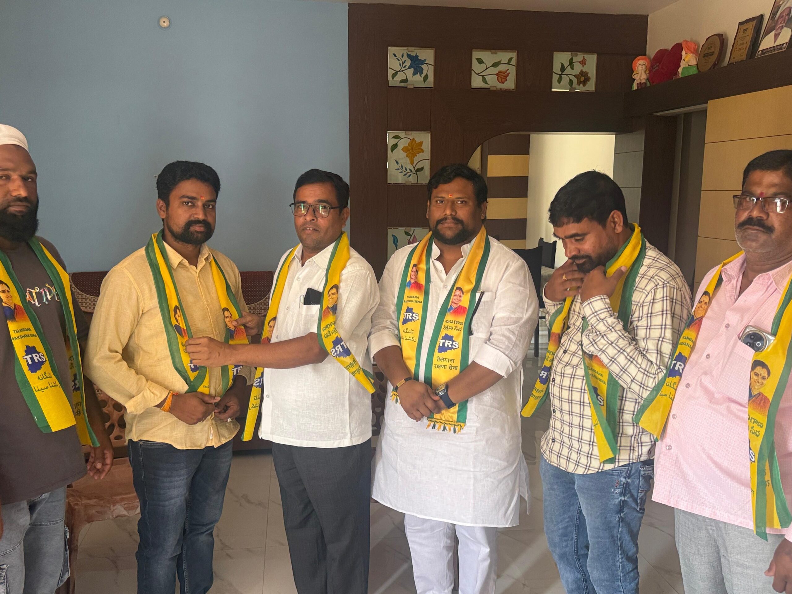 TRSలో పలువురు చేరిక