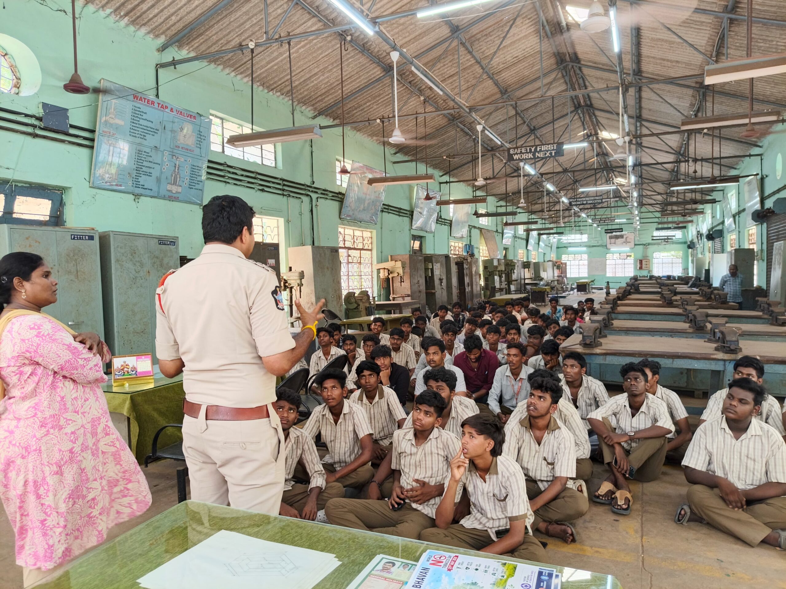 పొగకు దూరంగా ఉండండి: ఎస్సై