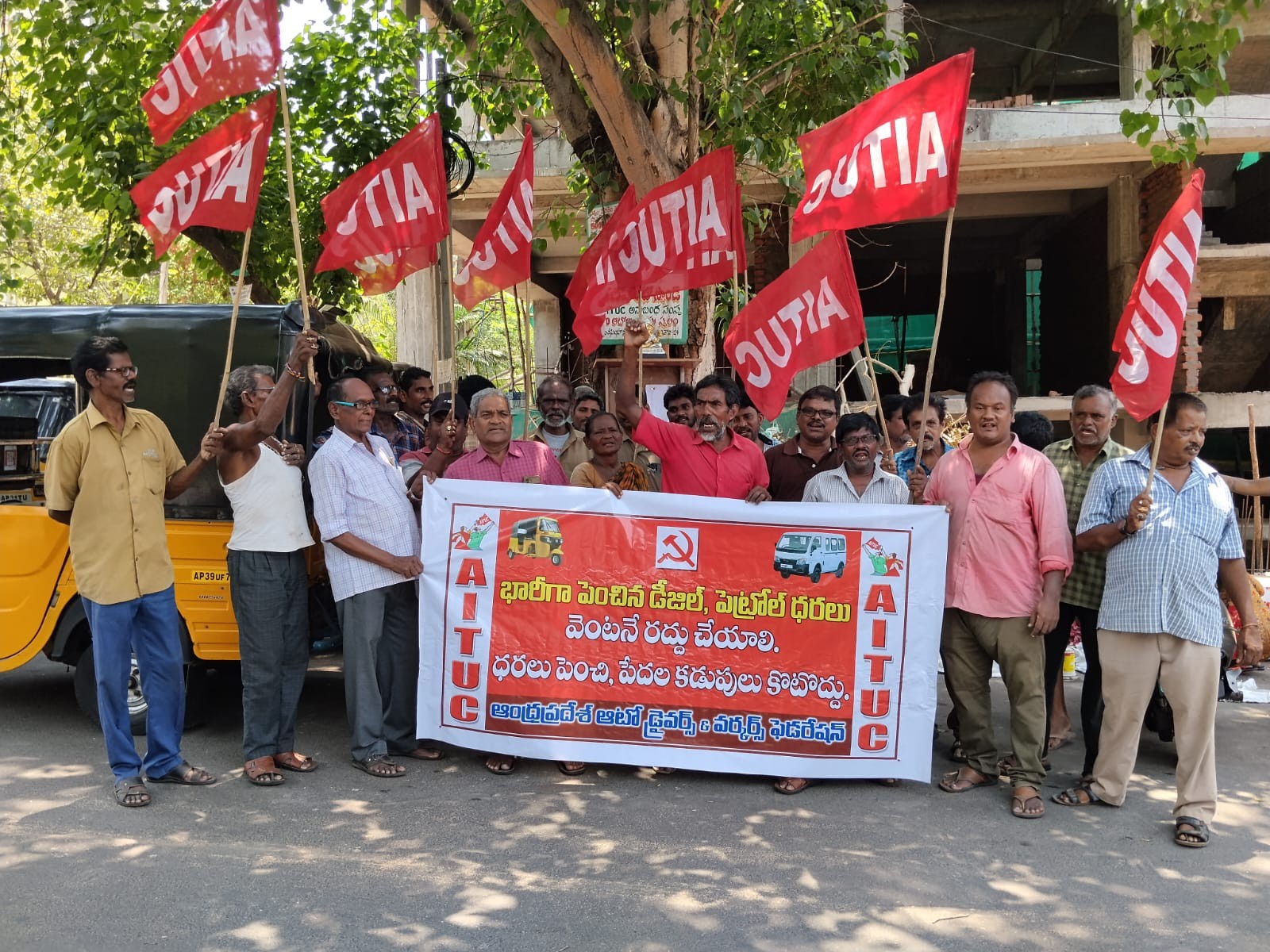 పెట్రో భారం తగ్గించాలి