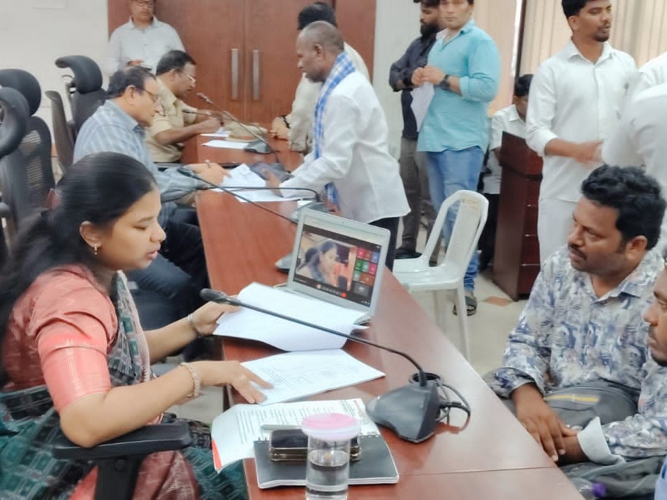 ప్రతి అర్జీపైనా ప్రత్యేక దృష్టిపెట్టాలి : JC