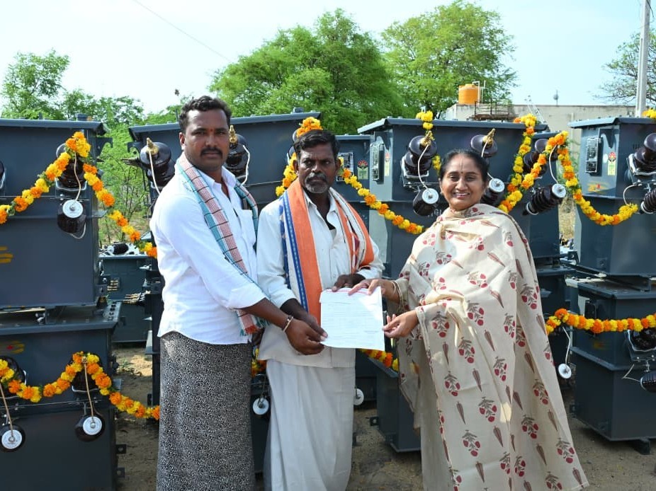 విద్యుత్ ట్రాన్స్‌ఫార్మర్లను పంపిణీ చేసిన మంత్రి