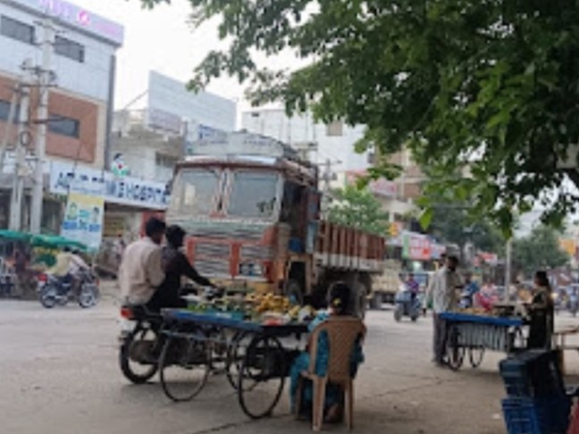 రోడ్లపై పండ్ల బండ్లు.. ట్రాఫిక్ ఇబ్బందులు