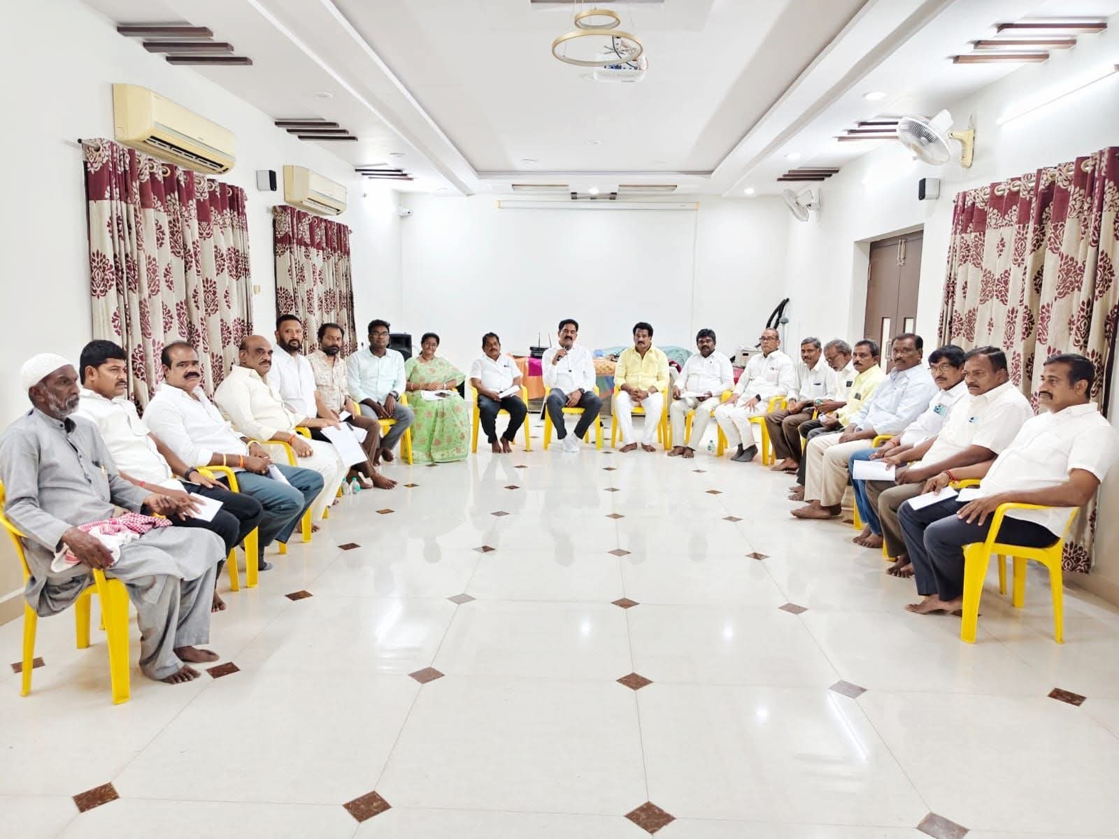 ముఖ్య నాయకులతో ఎమ్మెల్యే సమావేశం