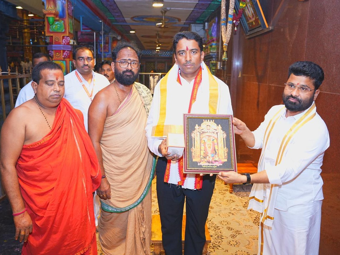 ఇంద్రకీలాద్రిపై అమ్మవారిని దర్శించుకున్న కలెక్టర్
