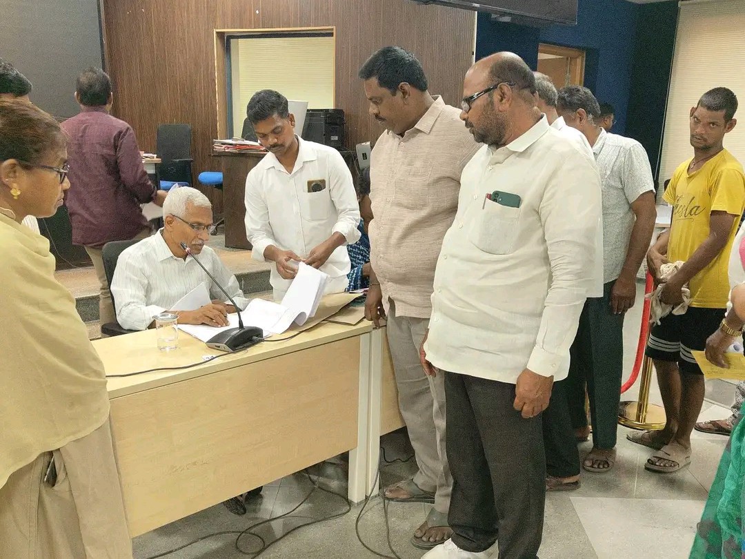 ఇందిరమ్మ చీరలు పంపిణీ చేయాలని వినతి