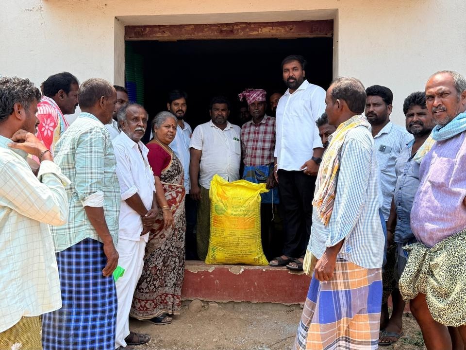 వరదయ్యపాలెం రైతులకు యూరియా పంపిణీ