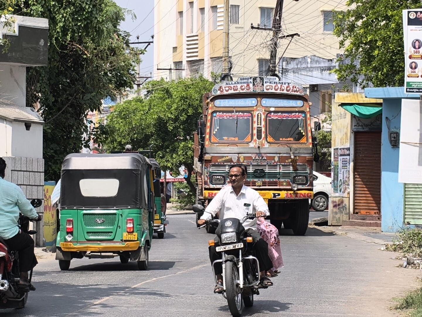 మసీద్ వద్ద ట్రాఫిక్ సమస్యలపై అధికారుల పరిశీలన