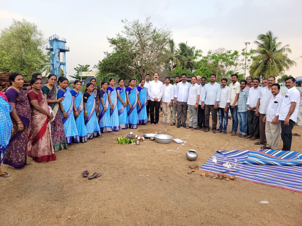 మహిళా కమ్యూనిటీ హాల్ నిర్మాణానికి భూమి పూజ