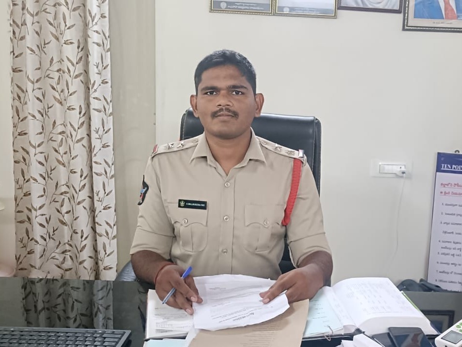 కలిగొట్లలో పేకాట రాయుళ్ళు అరెస్ట్..!