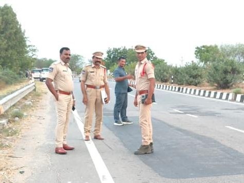 రోడ్డు ప్రమాద ఘటన స్థలాన్ని పరిశీలించిన జిల్లా ఎస్పీ