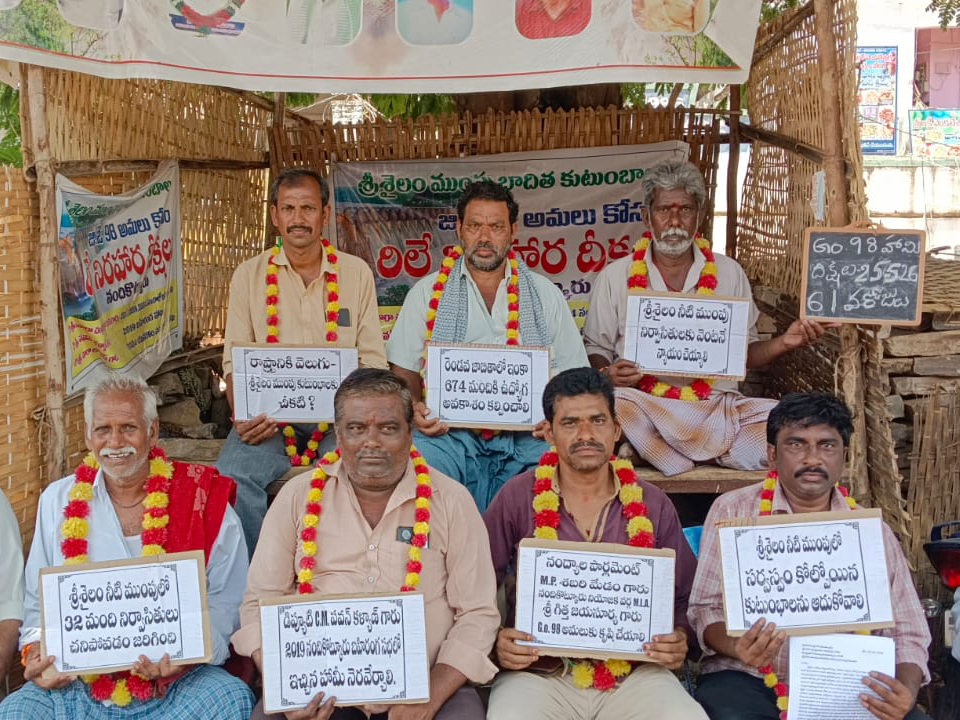 ‘దీక్షల వైపు కన్నెత్తి చూడకపోవడం దారుణం’