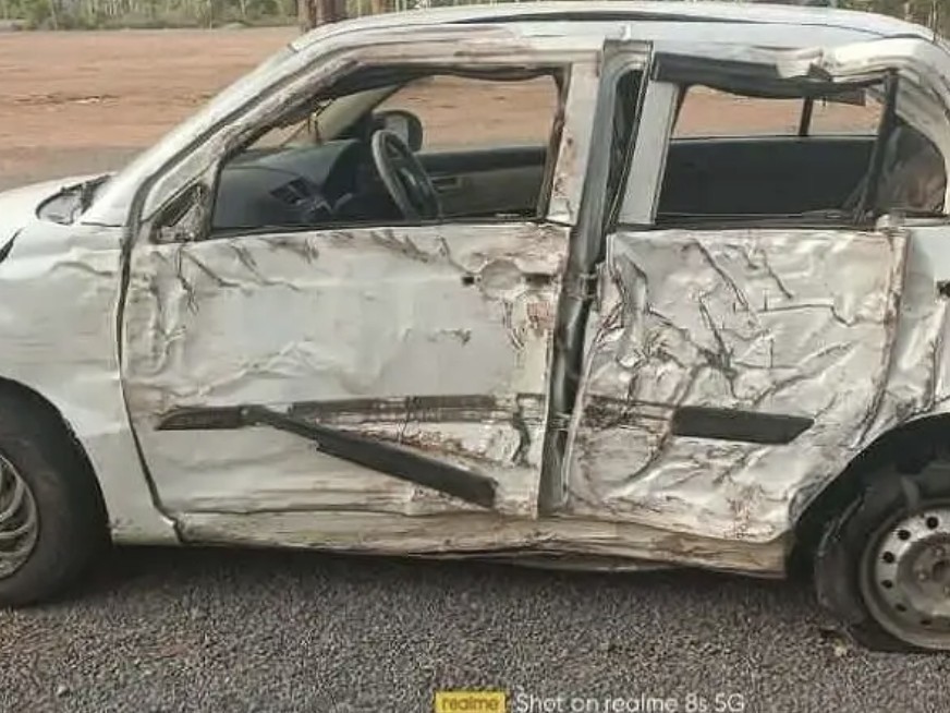 టైరు పేలి చెట్టును ఢీకొట్టిన కారు.. ఒకరు మృతి