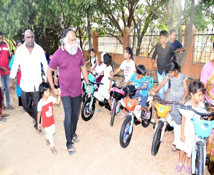 చిన్నారులకు సైకిల్స్ పంపిణీ చేసిన జగ్గారెడ్డి