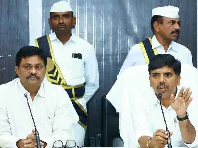 సబ్ రిజిస్ట్రార్లు, తహసీల్దార్లతో కలెక్టర్ సమావేశం
