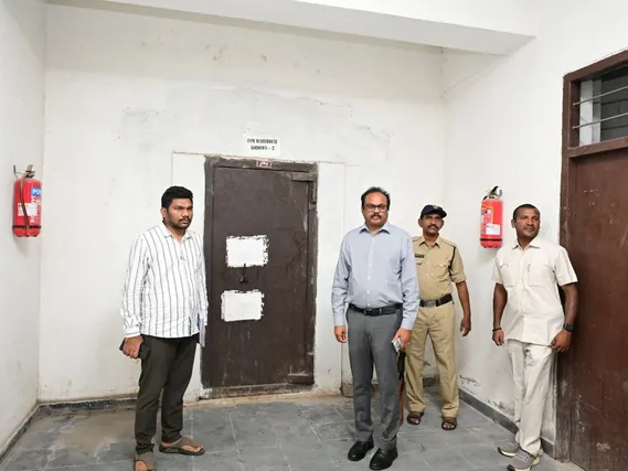 ఈవీఎం గోడౌన్లను పరిశీంచిన కలెక్టర్