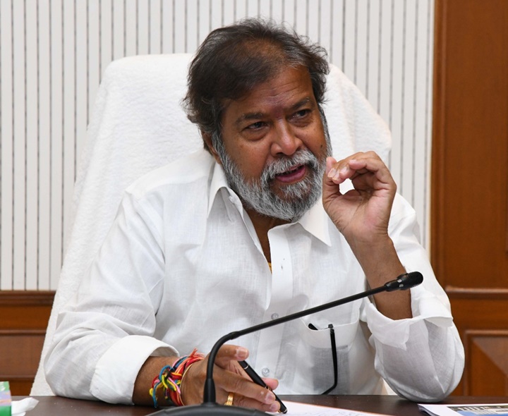 నేడు అధికారులతో మంత్రి దామోదర సమీక్ష