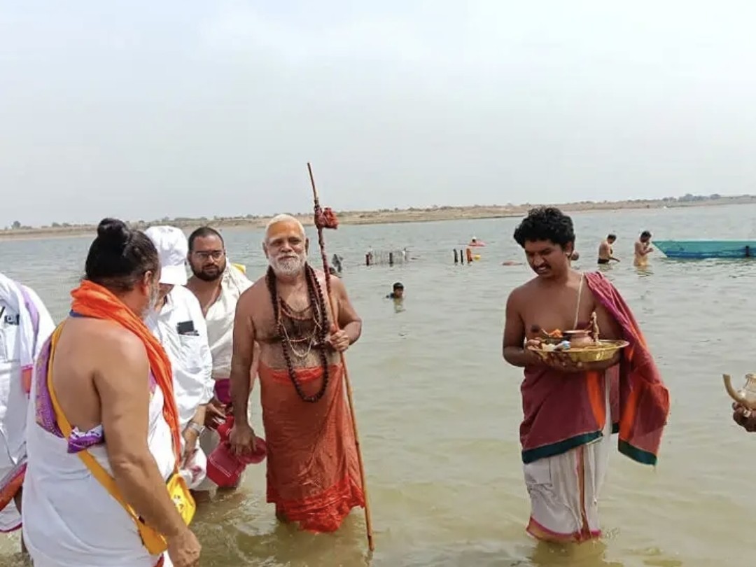 పుష్కర స్నానం చేసిన యోగానంద సరస్వతి స్వామీజీ