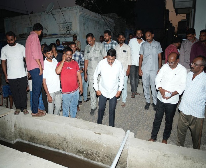 అండర్ గ్రౌండ్ డ్రైనేజీ పనులను పరిశీలించిన మంత్రి