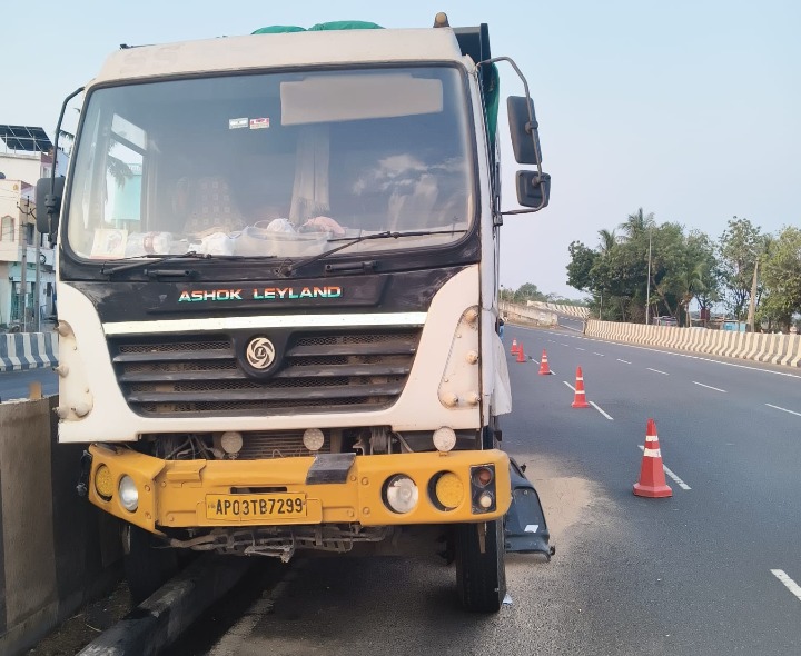 అదుపుతప్పి డివైడర్ పైకి దూసుకెళ్లిన లారీ