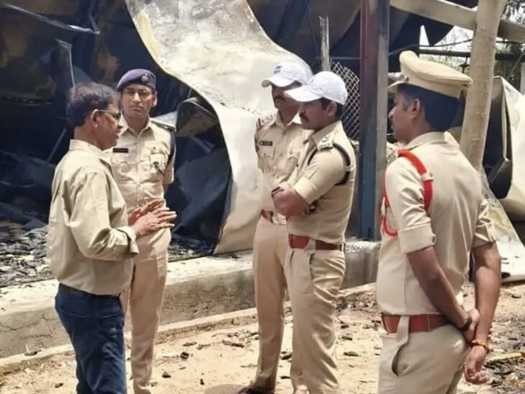 అగ్నిప్రమాద ఘటన స్థలాన్ని పరిశీలించిన ఎస్పీ