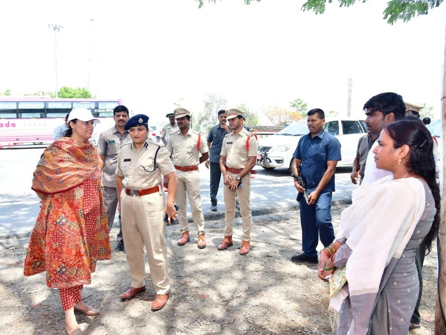 అడ్డాకల్ చెక్‌పోస్ట్‌ను తనిఖీ చేసిన కలెక్టర్, ఎస్పీ