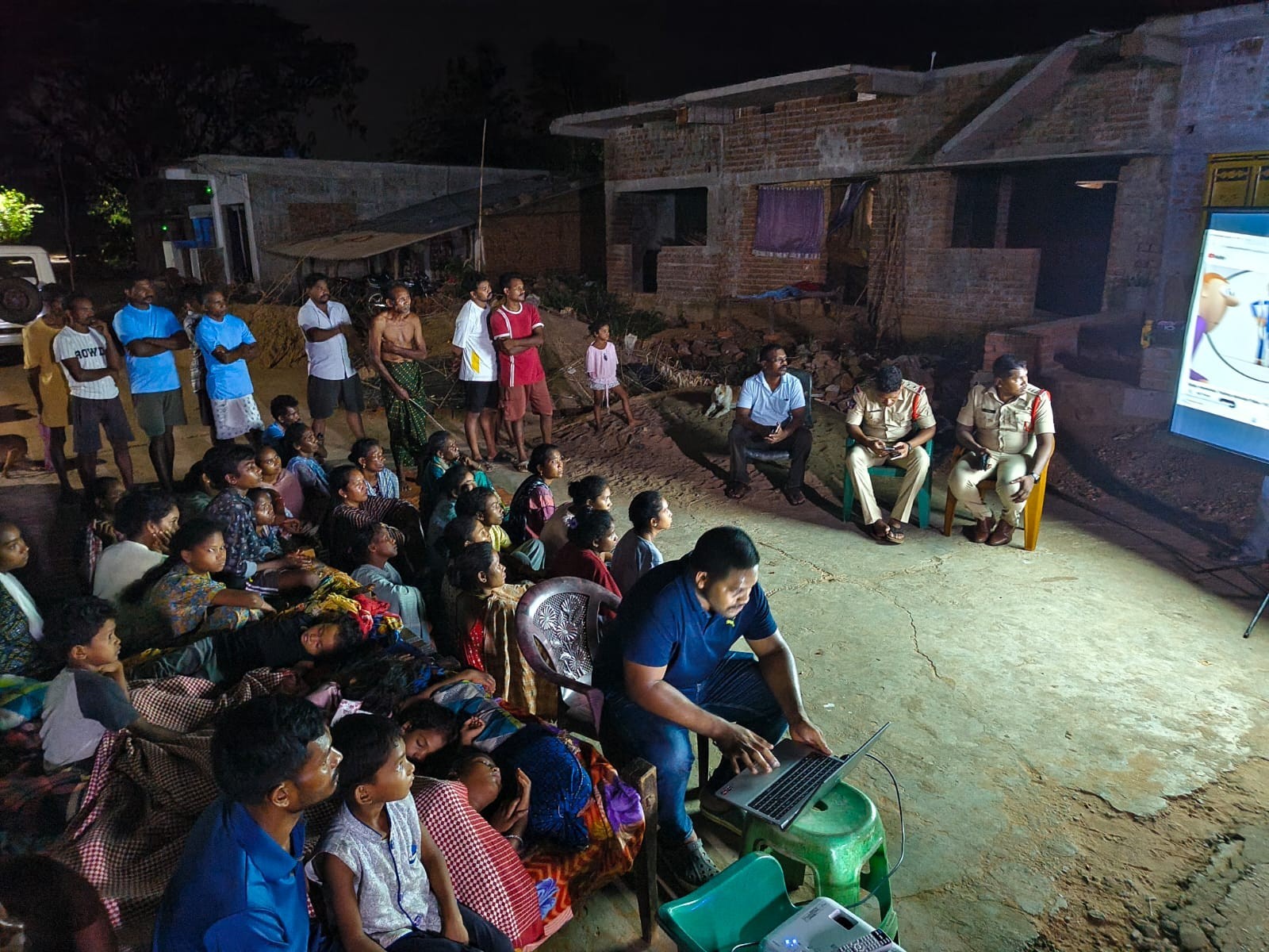 ప్రొజెక్టర్ సహాయంతో అవగాహన కార్యక్రమం