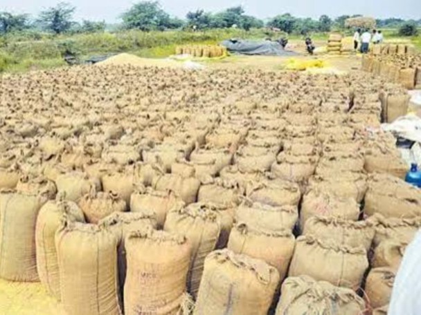 లారీలు రాక ధాన్యం బస్తాల తరలింపులో జాప్యం