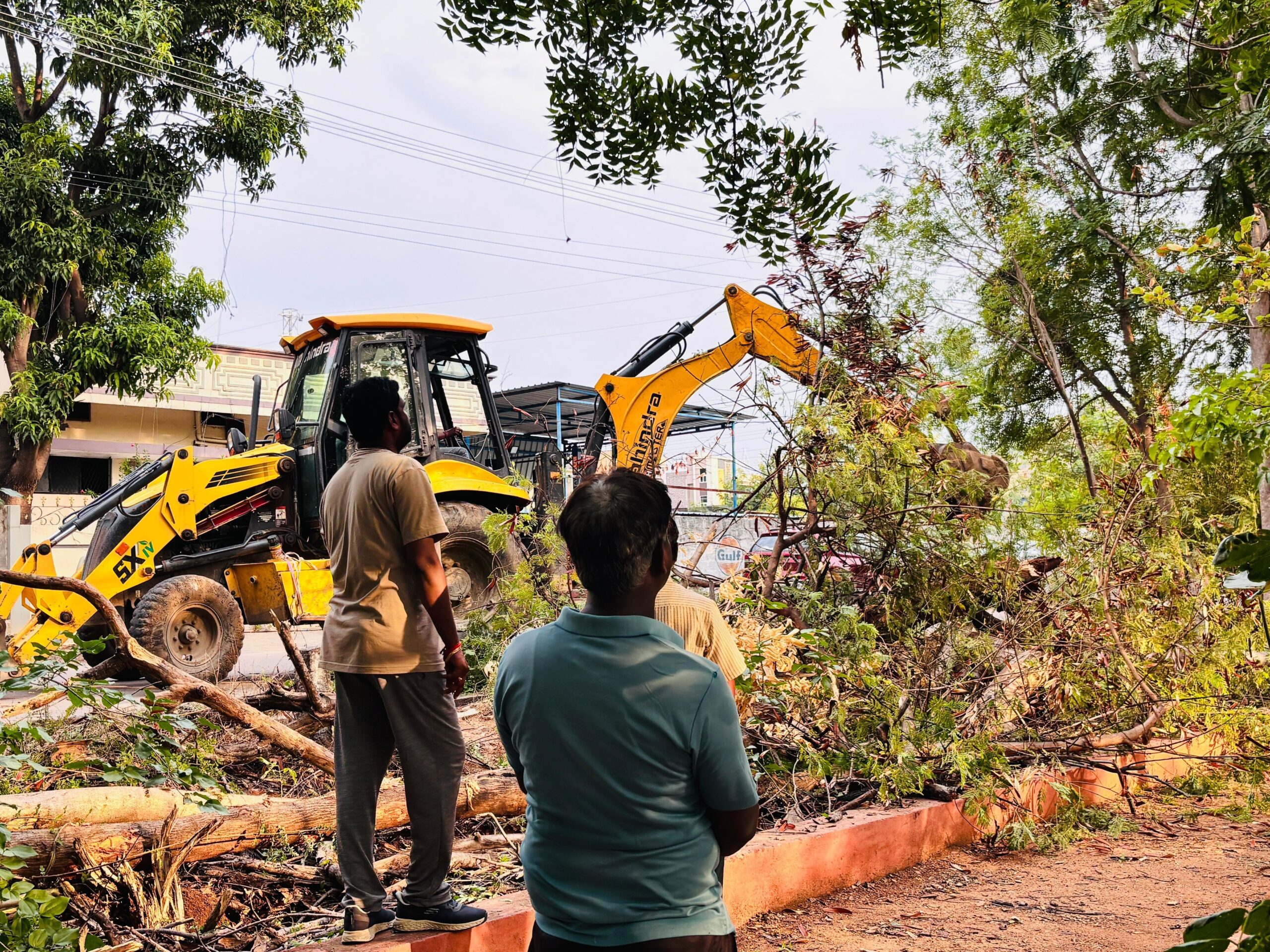 వర్షాలకు కూలిన చెట్లు.. స్పందించిన కార్పొరేటర్