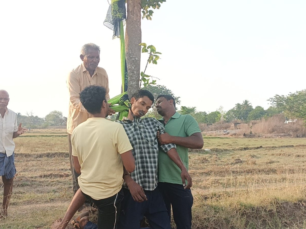 అప్పుల బాధతో యువ రైతు ఆత్మహత్య