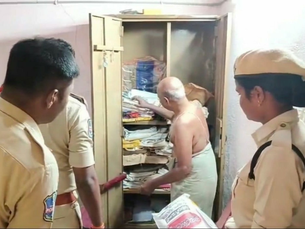 వడ్డీ వ్యాపారుల ఇండ్లపై పోలీసుల దాడులు